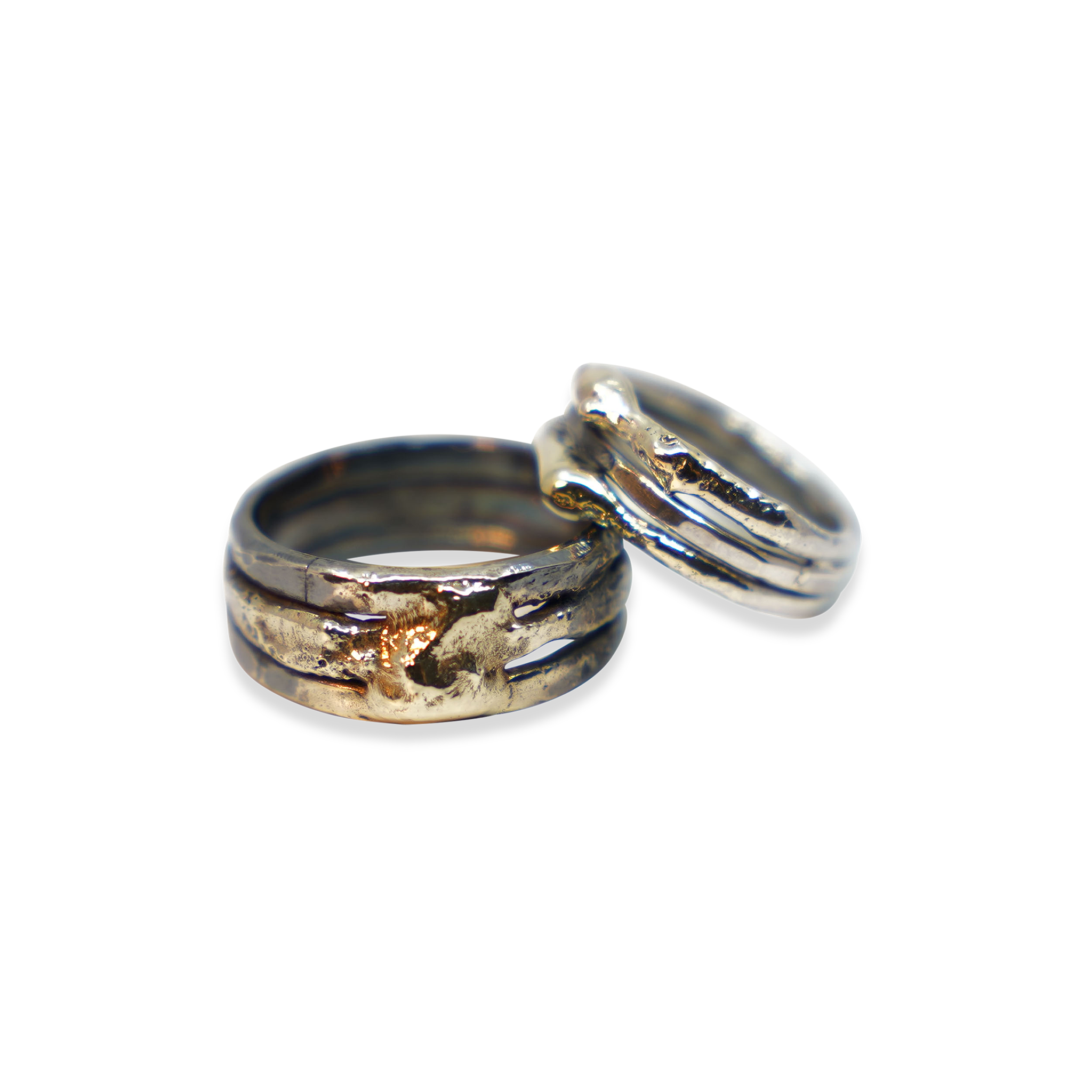 GEHAMERDE TROUWRINGEN VAN ZILVER MET 18K GOUD