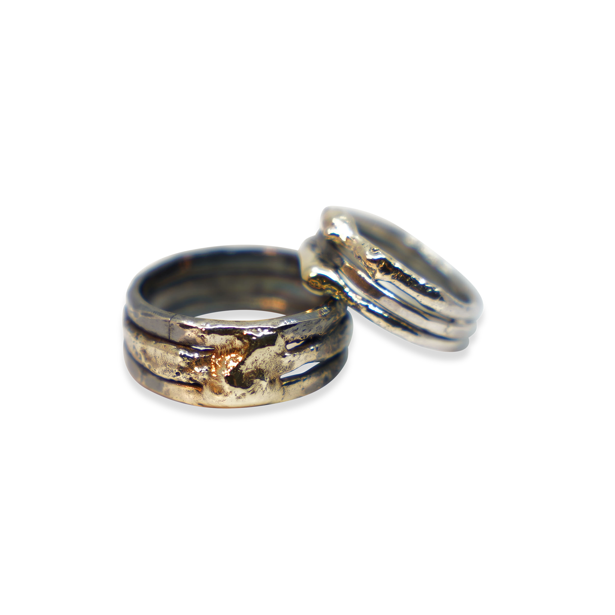GEHAMERDE TROUWRINGEN VAN ZILVER MET 18K GOUD