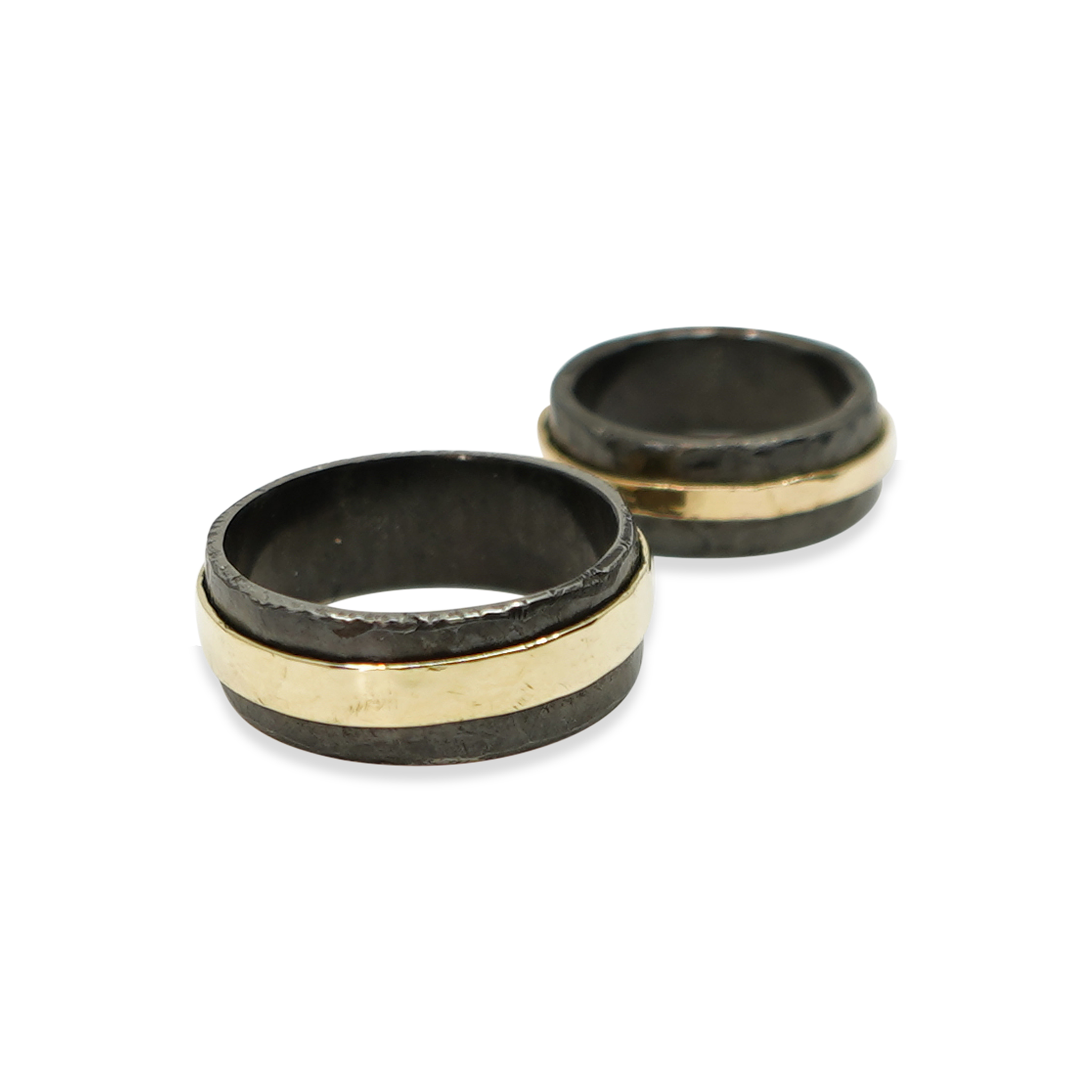 GEHAMERDE ZIRKONIUM TROUWRINGEN MET GOUDEN BANDJE