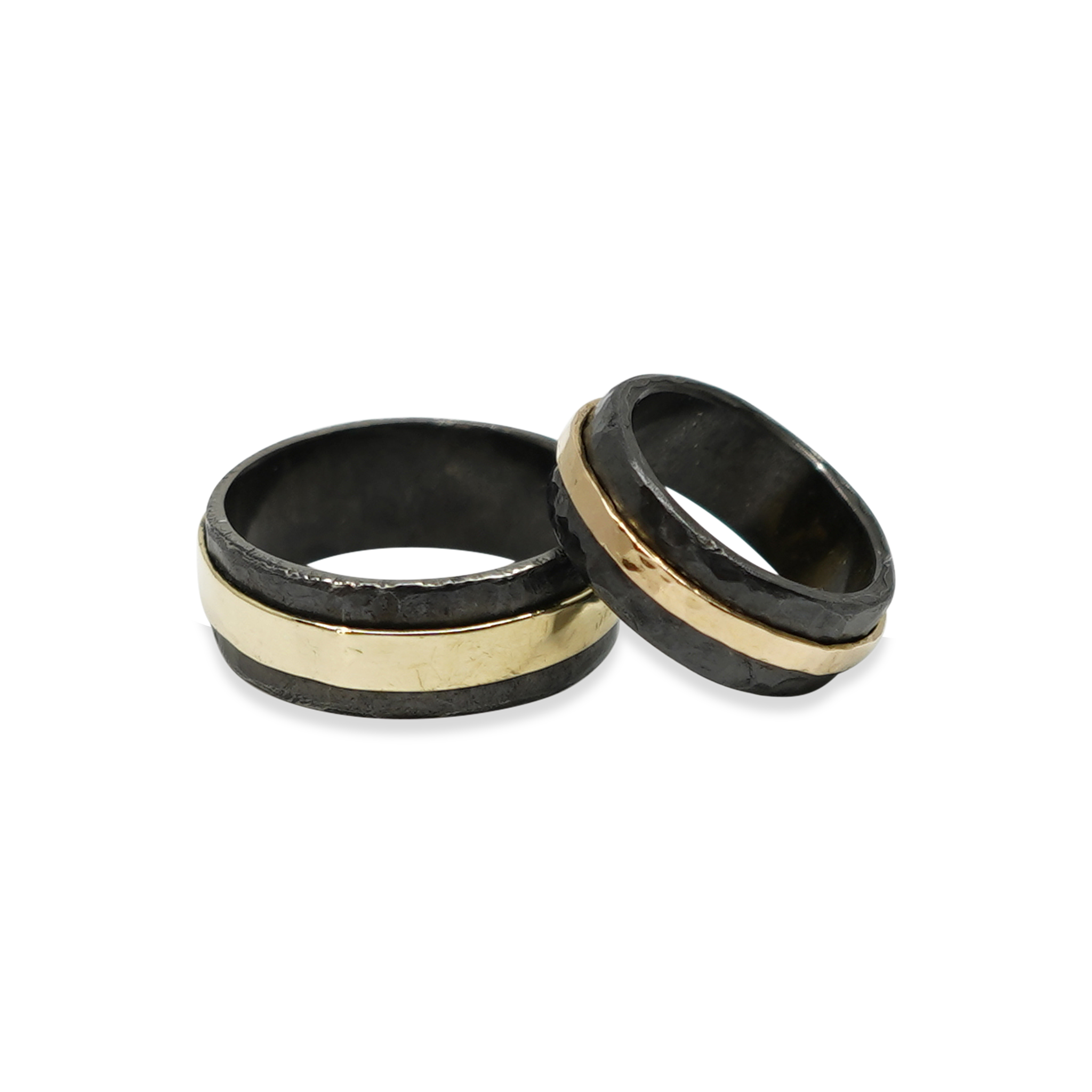 GEHAMERDE ZIRKONIUM TROUWRINGEN MET GOUDEN BANDJE