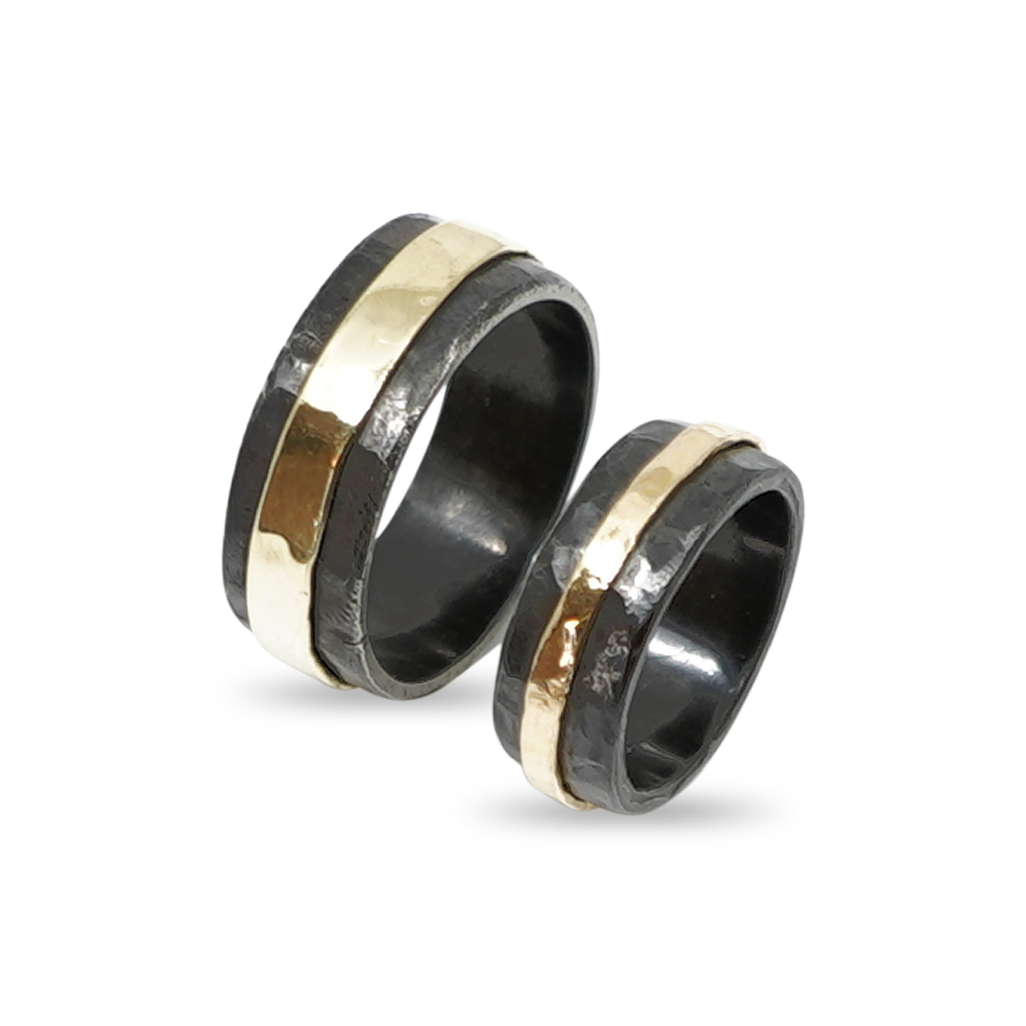 GEHAMERDE ZIRKONIUM TROUWRINGEN MET GOUDEN BANDJE