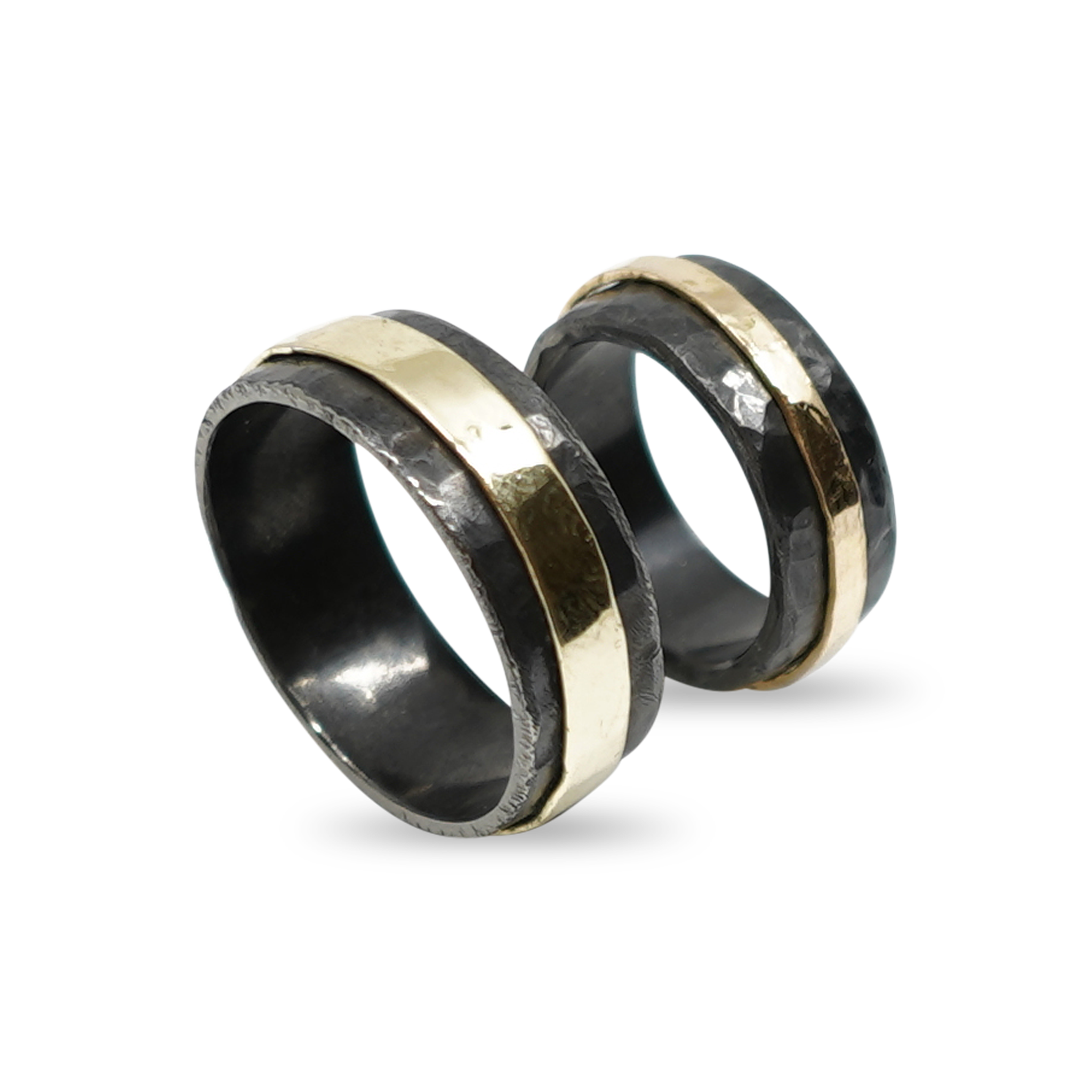 GEHAMERDE ZIRKONIUM TROUWRINGEN MET GOUDEN BANDJE