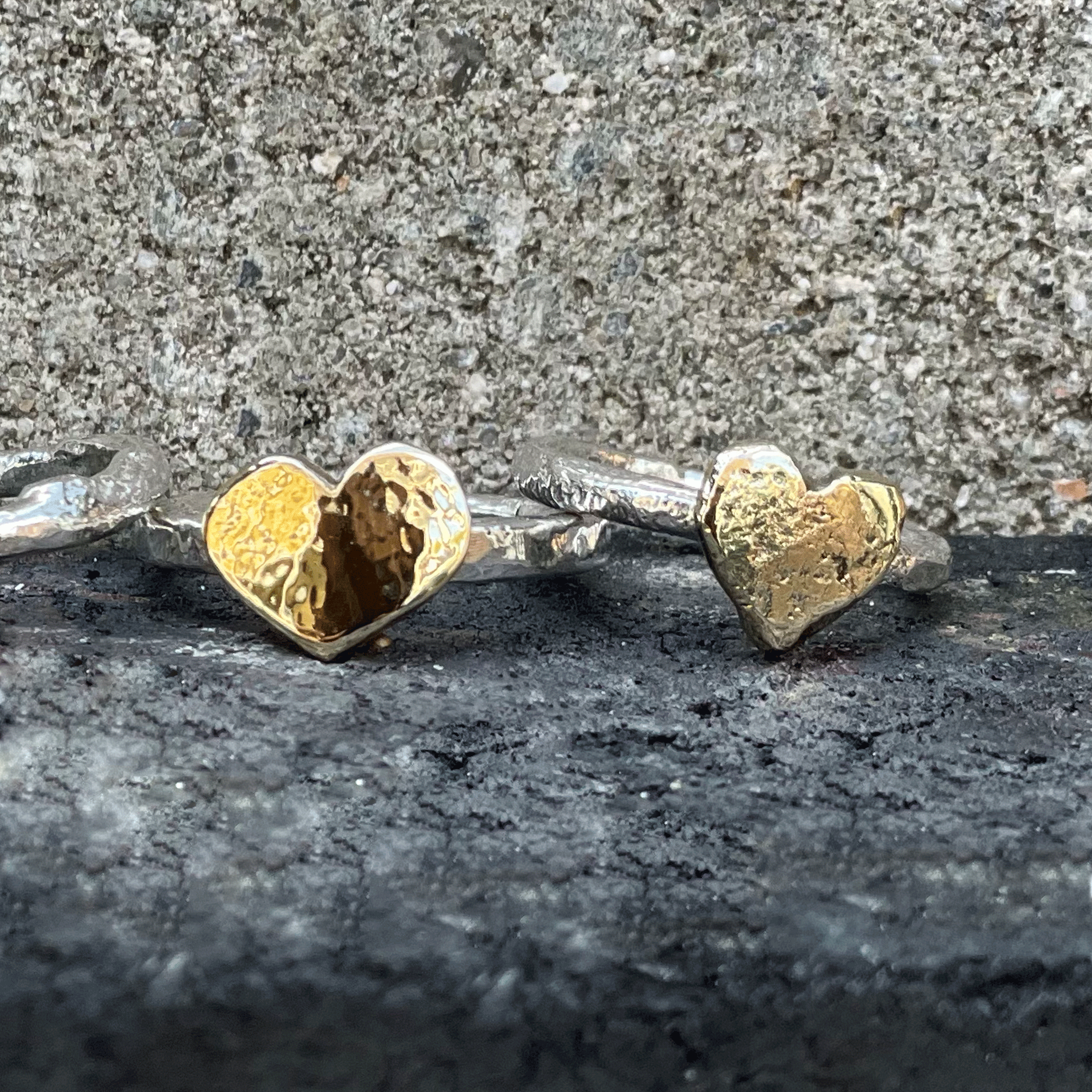 HANDGEMAAKTE ZILVEREN RING MET 14 KARAAT GOUDEN HARTJE