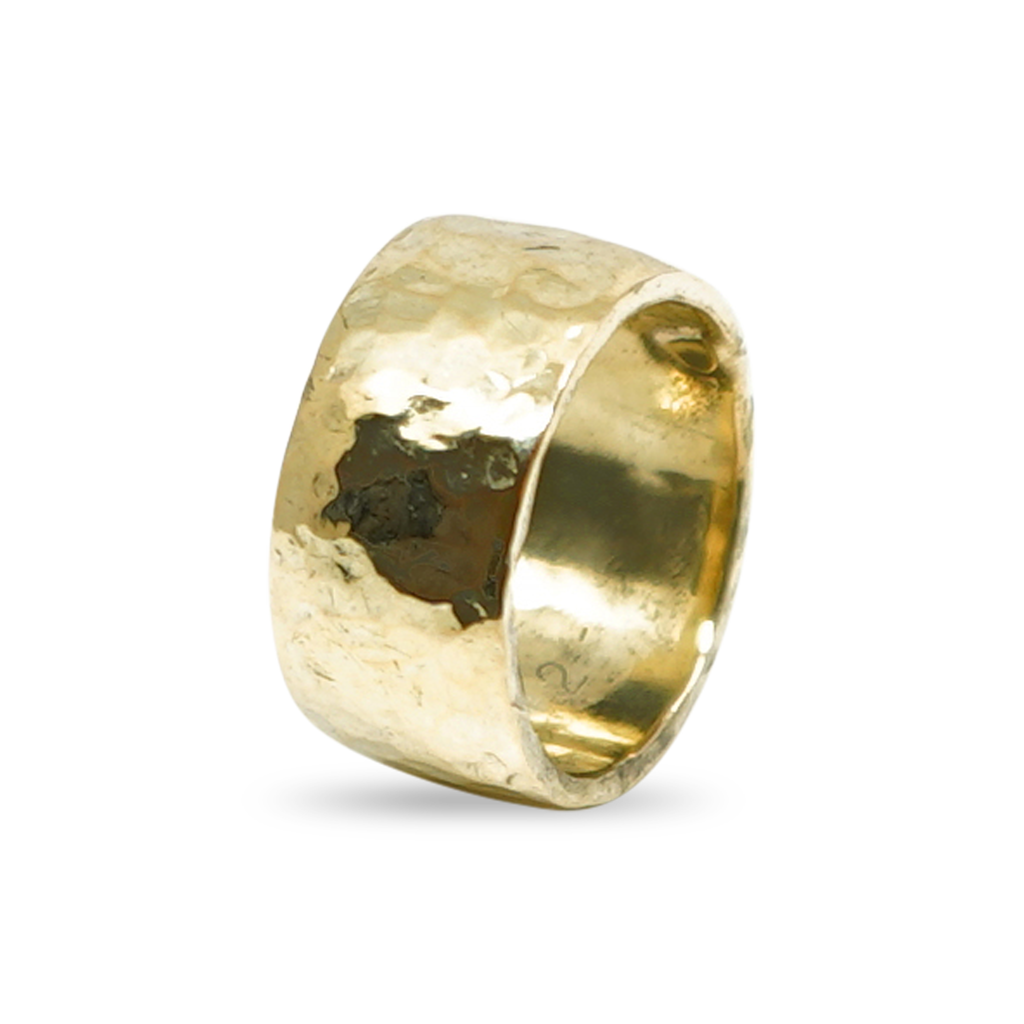 BREDE GEHAMERDE GOUDEN RING