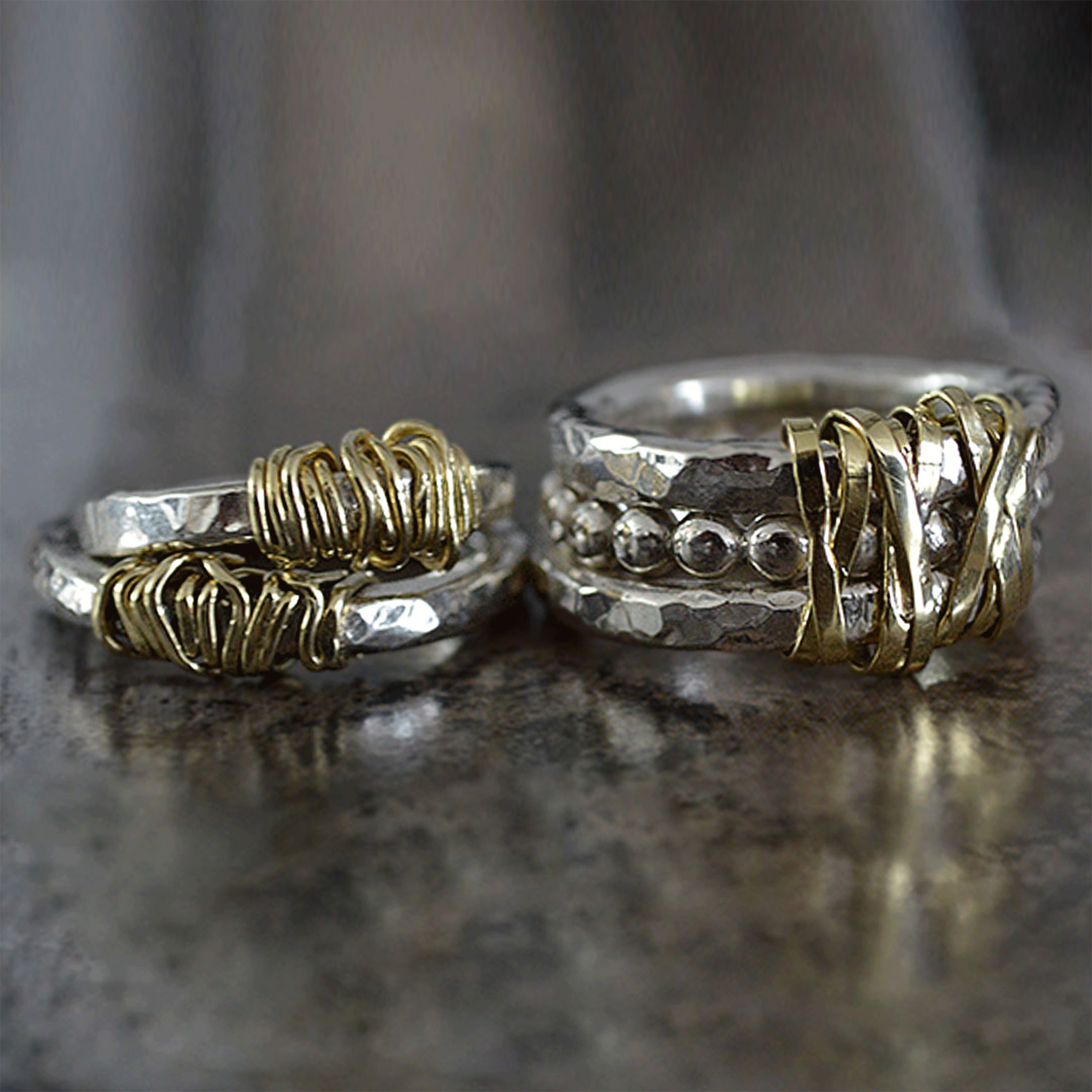 GEHAMERDE ZILVEREN RING MET 14K GOUDEN DRAAD