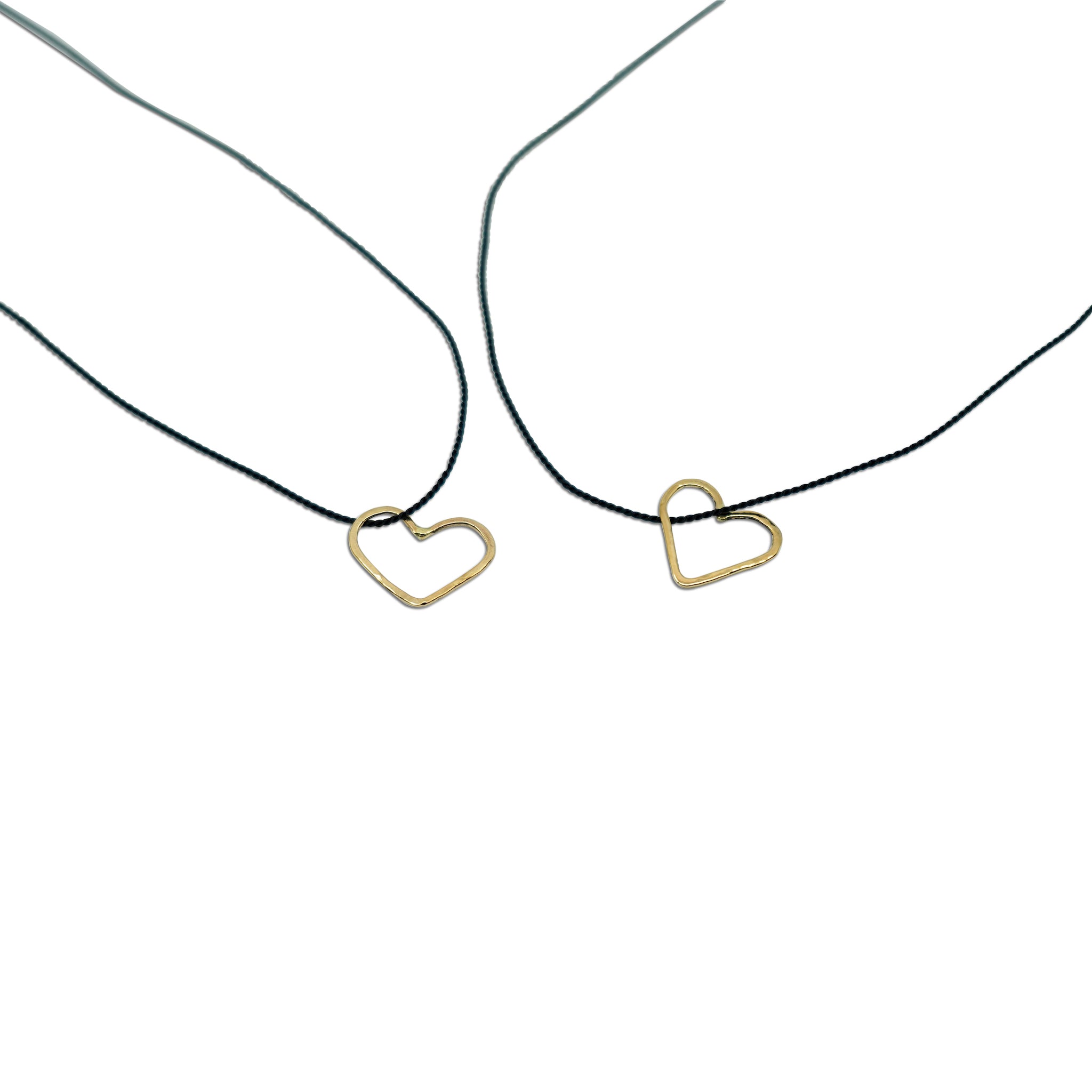 14 KARAAT GOUD GEHAMERD HART AAN ZIJDEN DRAAD