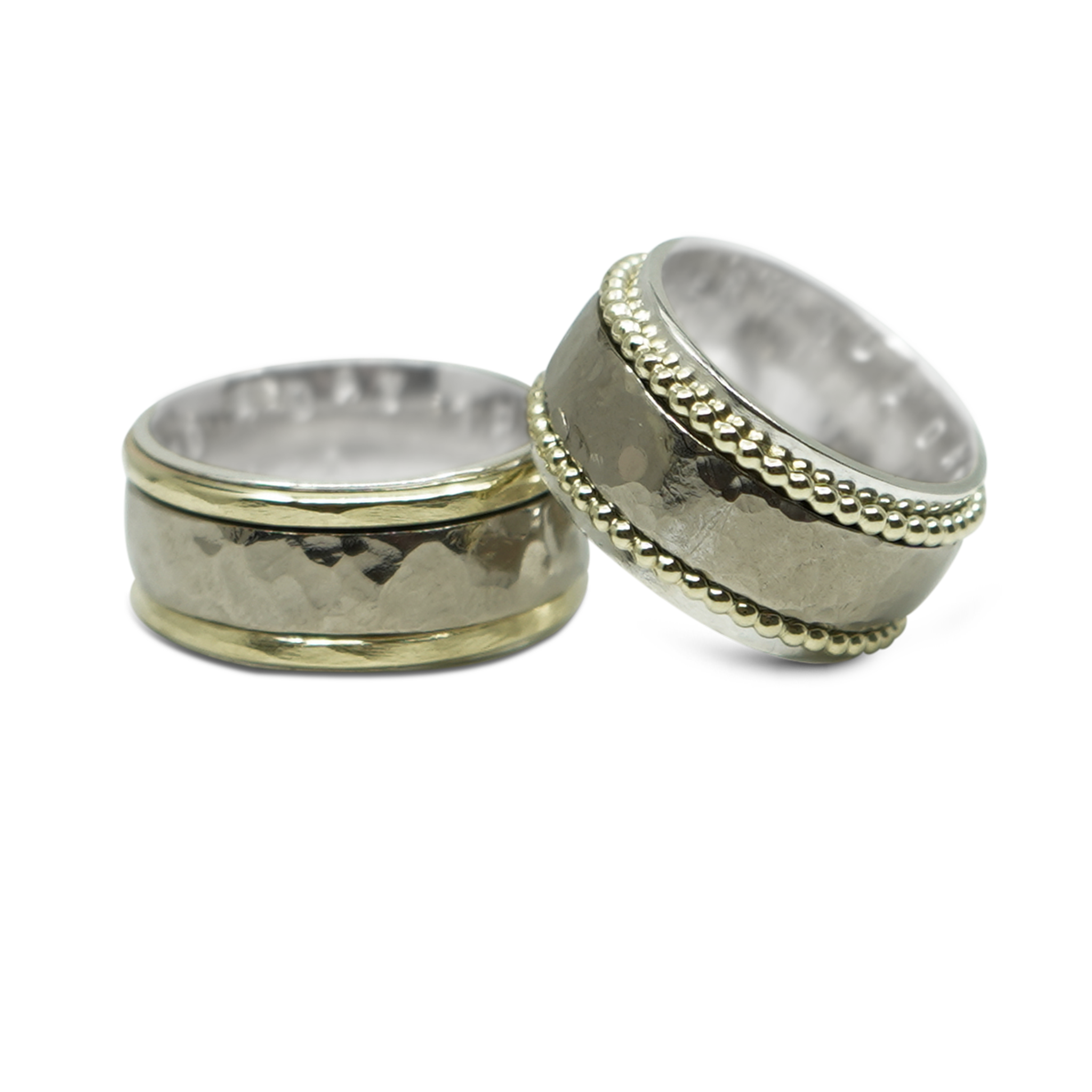 BREDE WIT GOUDEN EN GEEL GOUD GEHAMERDE RINGEN