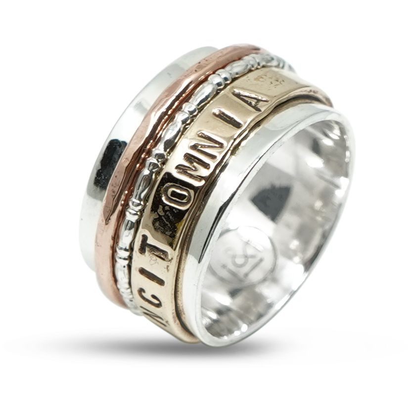 BREDE ZILVEREN RING MET LATIJNSE SPREUK