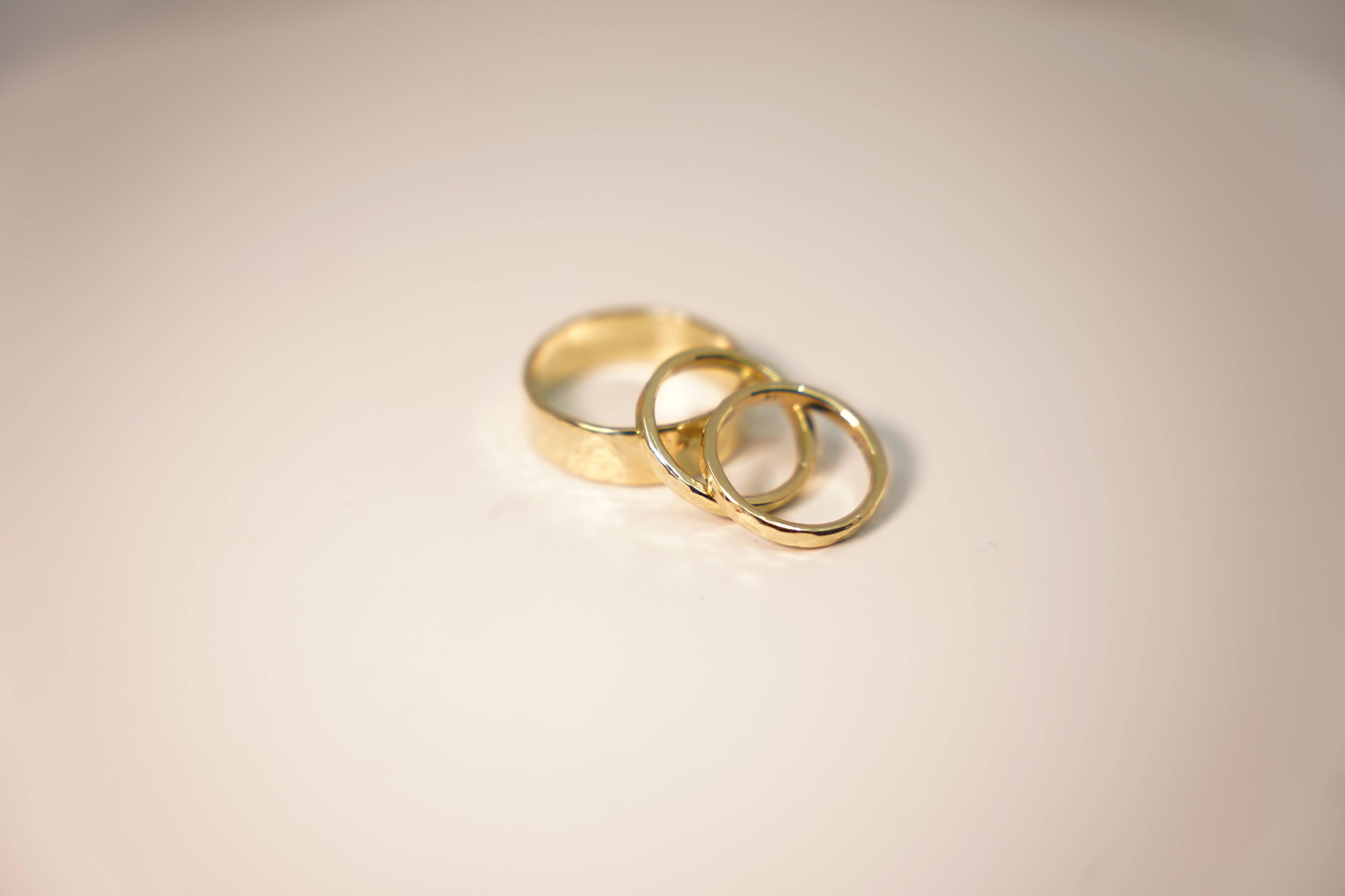 HANDGEMAAKTE GOUDEN TROUWRING