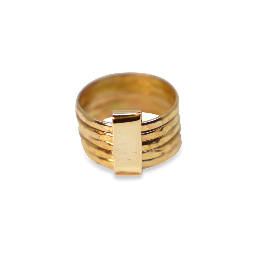 STAPELTJE VAN 5 GEHAMERDE 14 KARAAT GOUDEN RINGEN