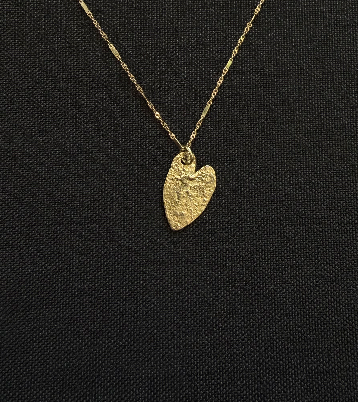 Gouden kettinkje met handgemaakt hartje