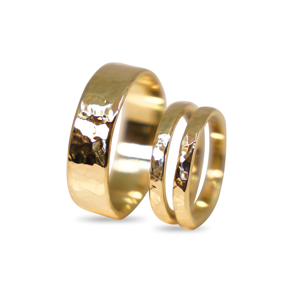 HANDGEMAAKTE GOUDEN TROUWRING