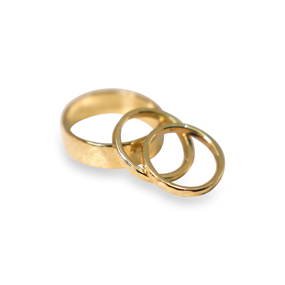 HANDGEMAAKTE GOUDEN TROUWRING