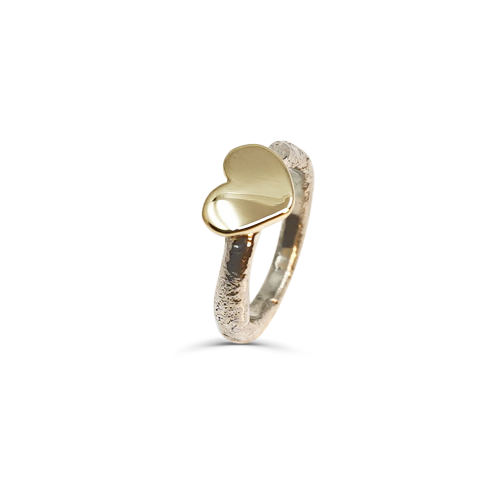 ORGANISCH GEVORMDE ZILVEREN RING MET GOUDEN HART