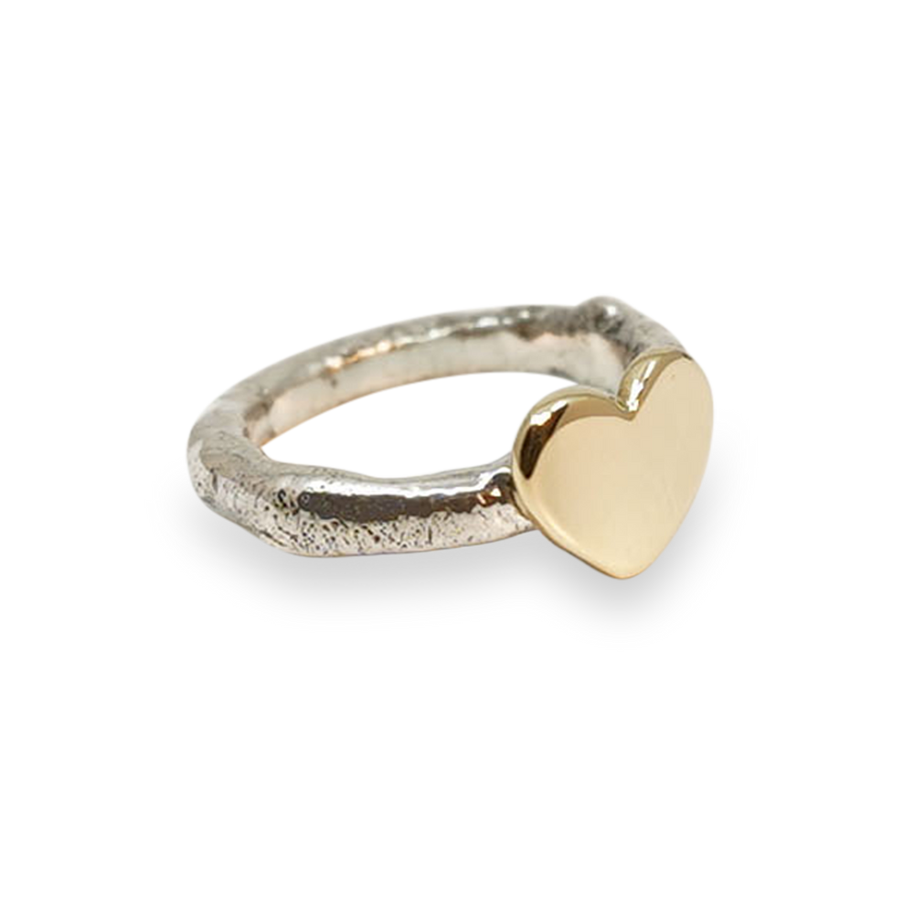 ORGANISCH GEVORMDE ZILVEREN RING MET GOUDEN HART