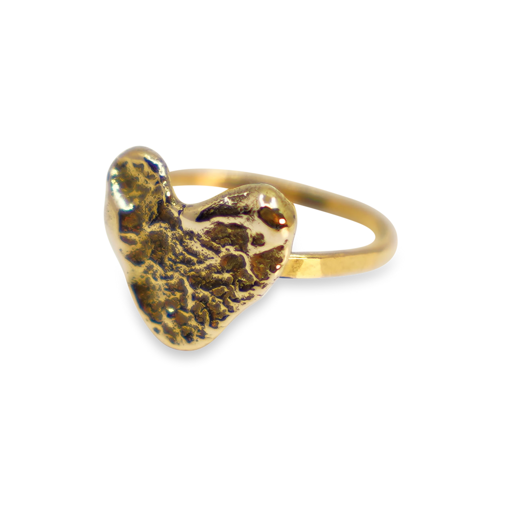 FIJN GEHAMERDE GOUDEN RING MET VERSMOLTEN HART