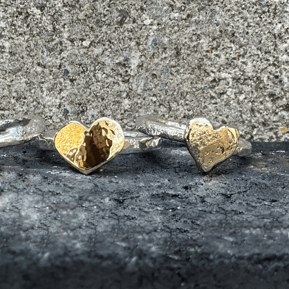 HANDGEMAAKTE ZILVEREN RING MET 14 KARAAT GOUDEN HARTJE
