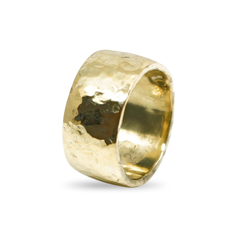 BREDE GEHAMERDE GOUDEN RING