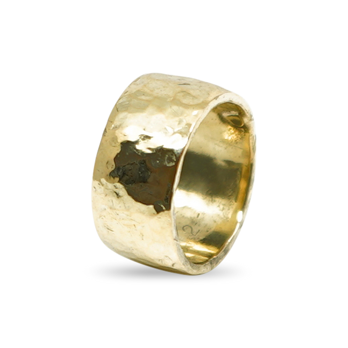 BREDE GEHAMERDE GOUDEN RING