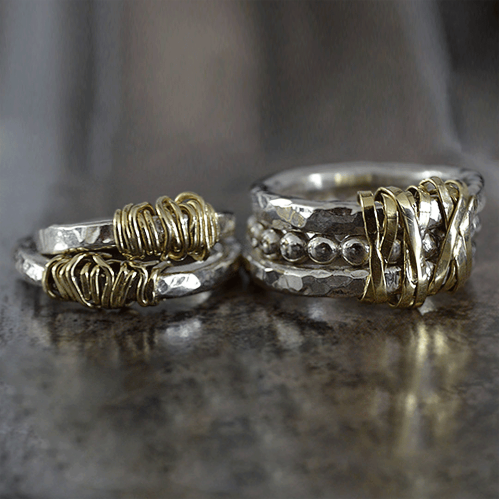 GEHAMERDE ZILVEREN RING MET 14K GOUDEN DRAAD