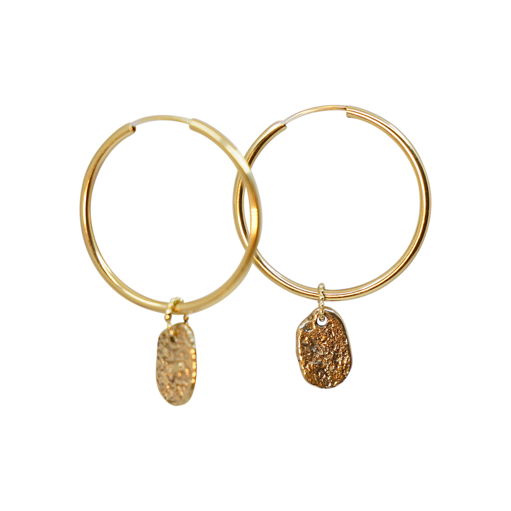 KLASSIEKE GOUDEN CREOLEN MET EEN GESLAGEN NUGGET HANGERTJE