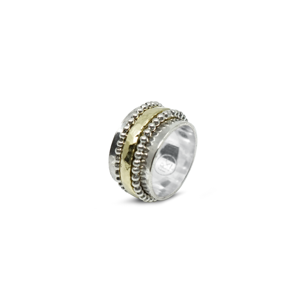BREDE ZILVEREN RING MET GOUD GEHAMERD BANDJE