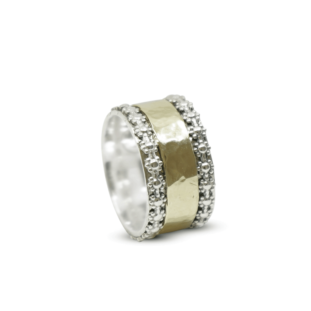 GOUD GEHAMERDE VROUWELIJKE RING MET ZILVEREN BLOEMETJES