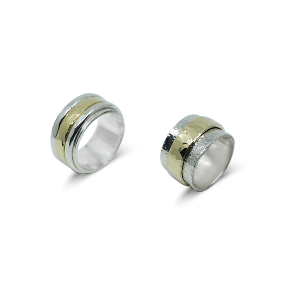 TROUWRINGEN VAN GEHAMERD ZILVER MET GOUD