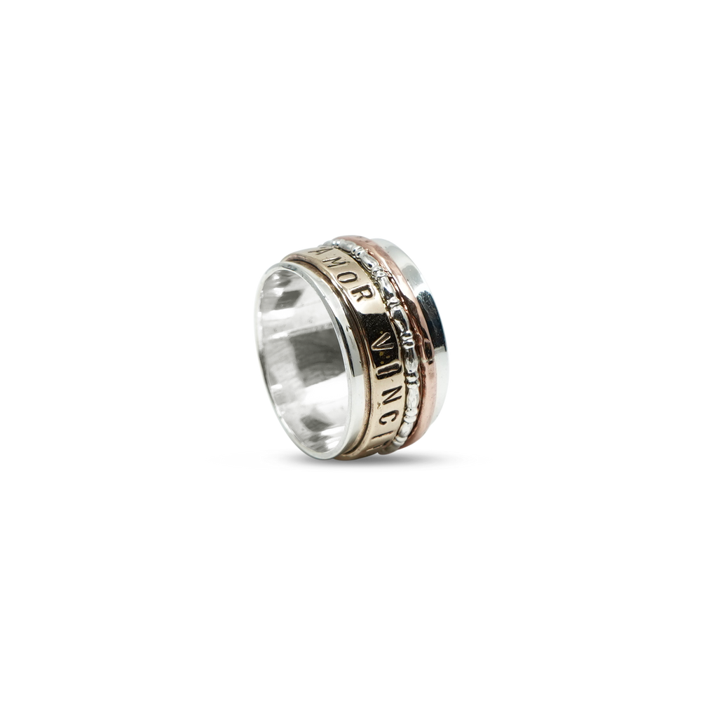 BREDE ZILVEREN RING MET LATIJNSE SPREUK