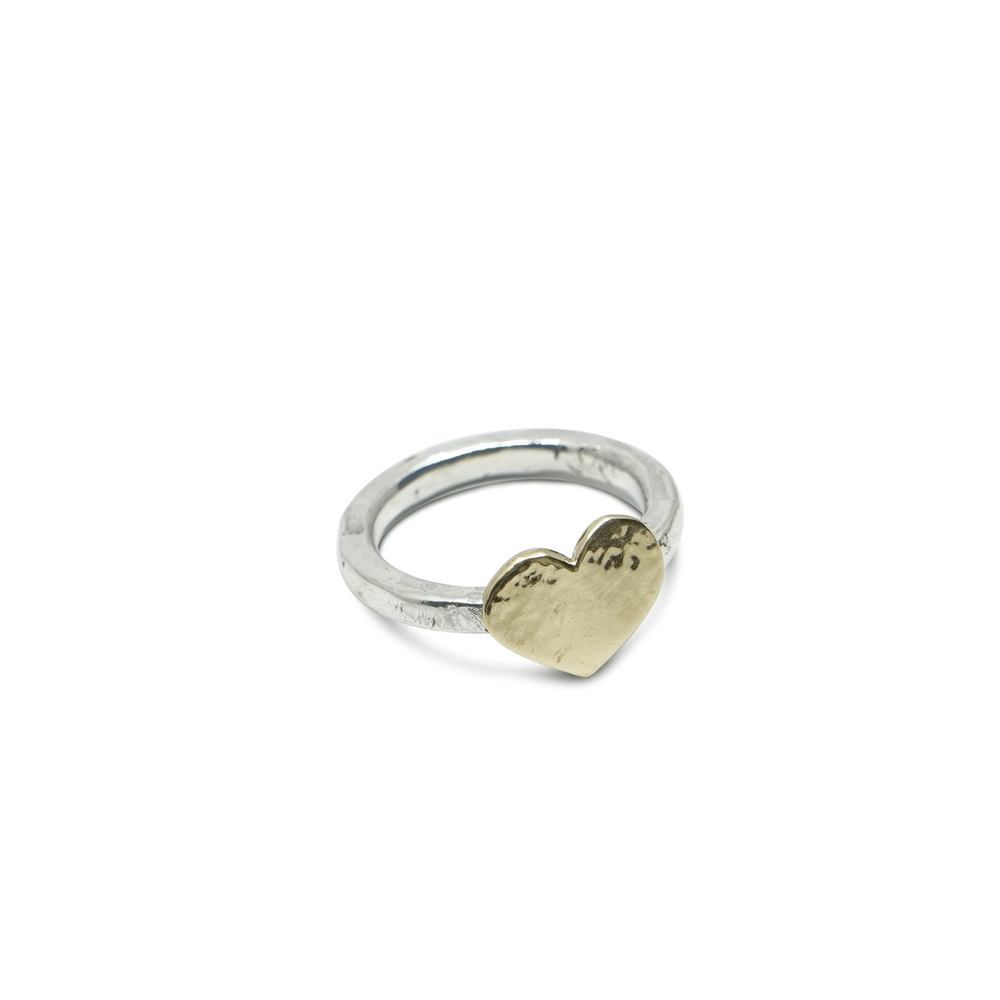 HANDGEMAAKTE ZILVEREN RING MET 14 KARAAT GOUDEN HARTJE