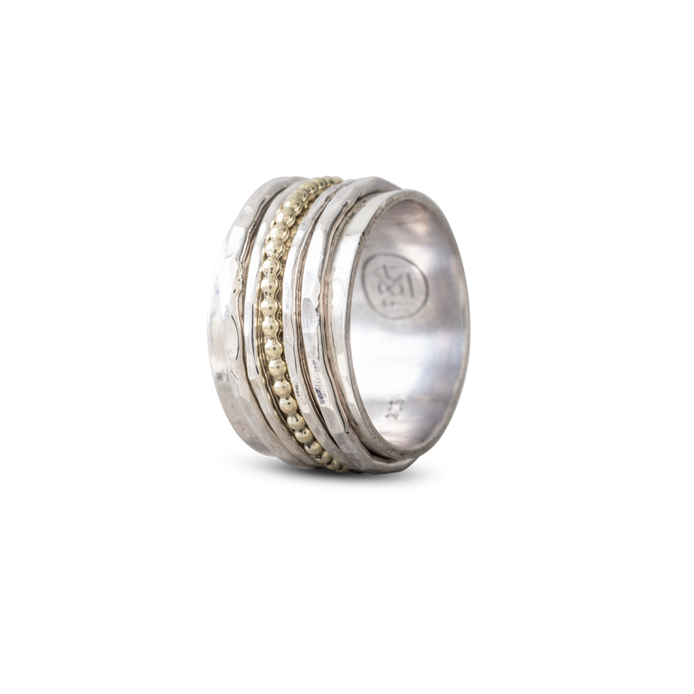 BREDE ZILVEREN RING MET 5 LOSSE RINGETJES WAARVAN 1 GOUD