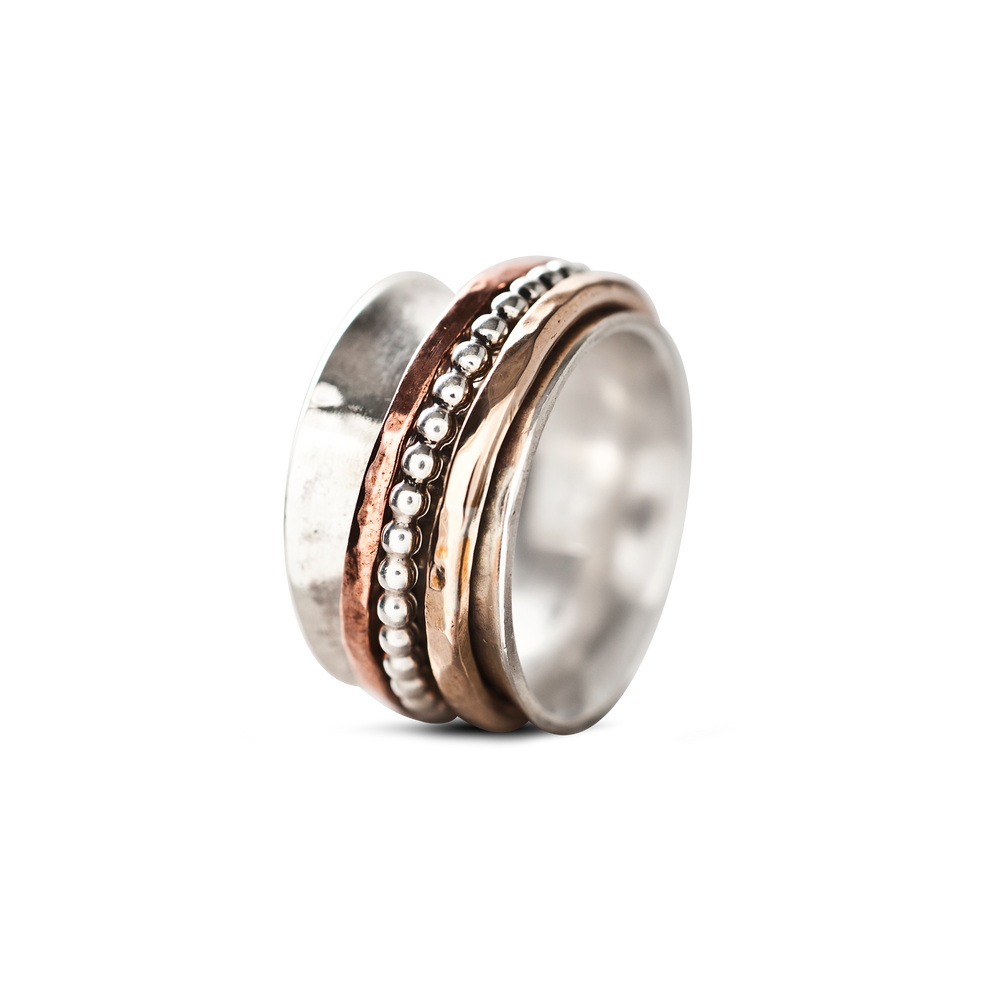BREDE ZILVEREN RING MET GEHAMERD BRONZEN EN ZILVEREN RINGETJE