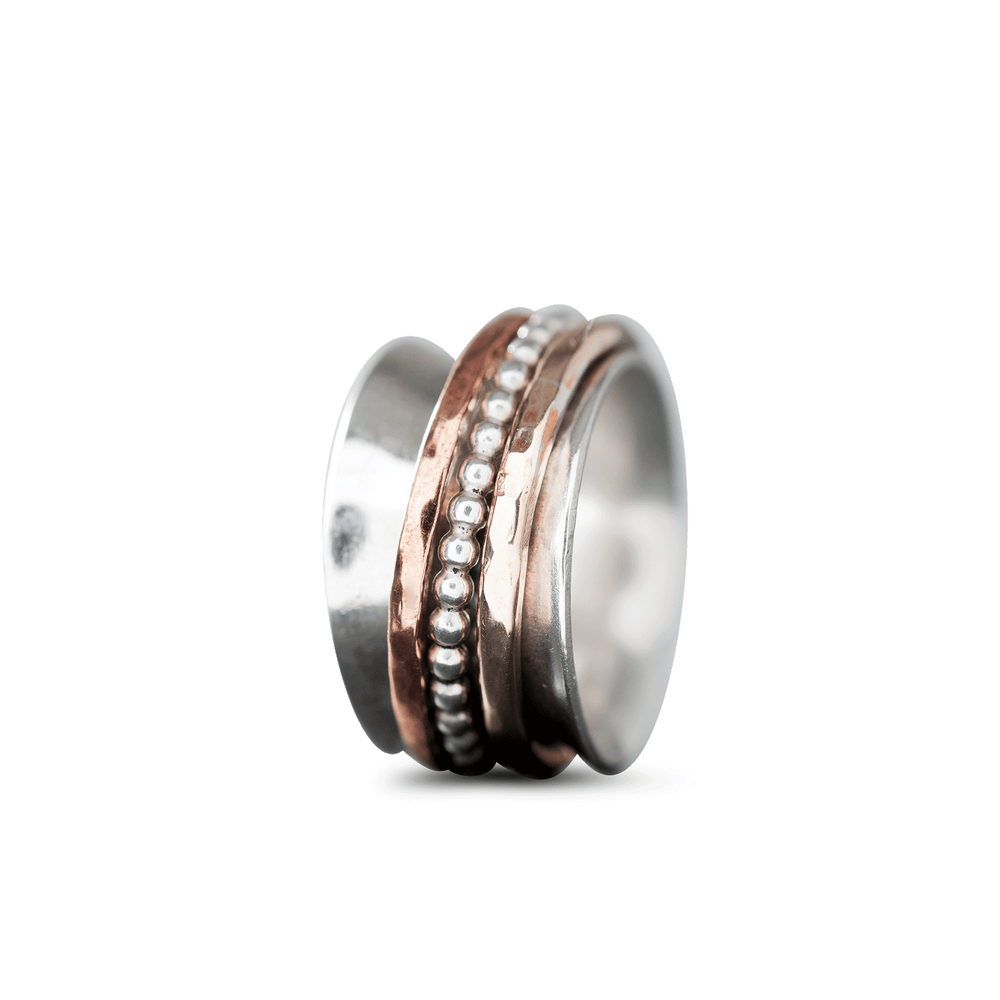 BREDE ZILVEREN RING MET GEHAMERD BRONZEN EN ZILVEREN RINGETJE
